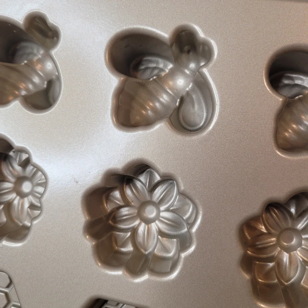 Nordic Ware Williams Sonoma Nonstick Cast Aluminum Hive Bee Bitelets Pan NEW